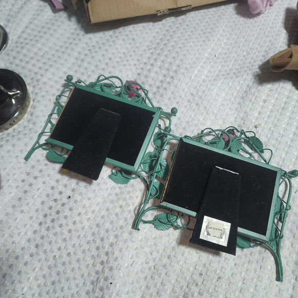 DENNIS EAST EUC SET OF 2 METAL ORNATE FLOWER PICTURE FRAME DESK SHELF - Picture 6 of 6